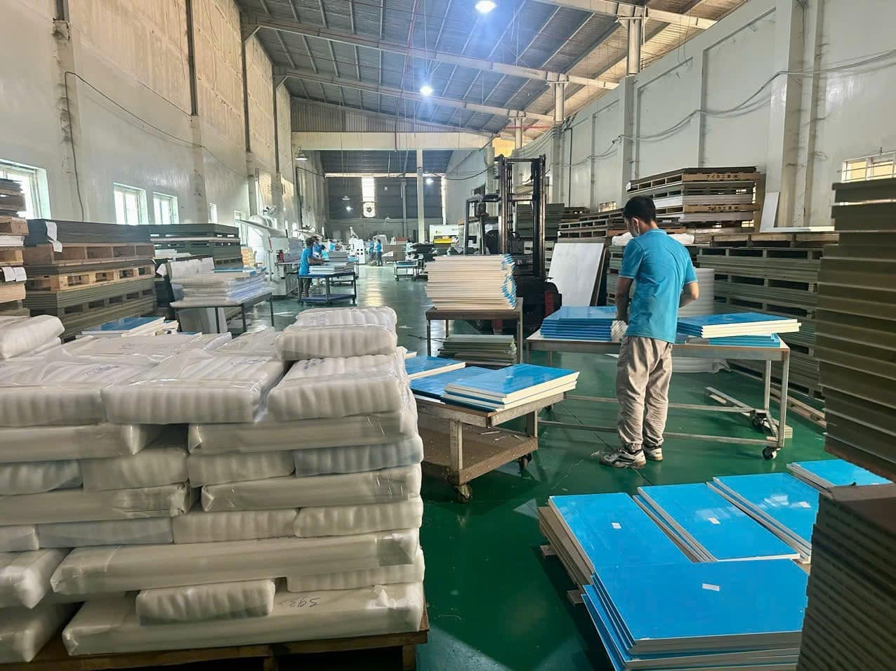 Gia Công Acrylic Cao Cấp Gồm Những Công Đoạn Nào?