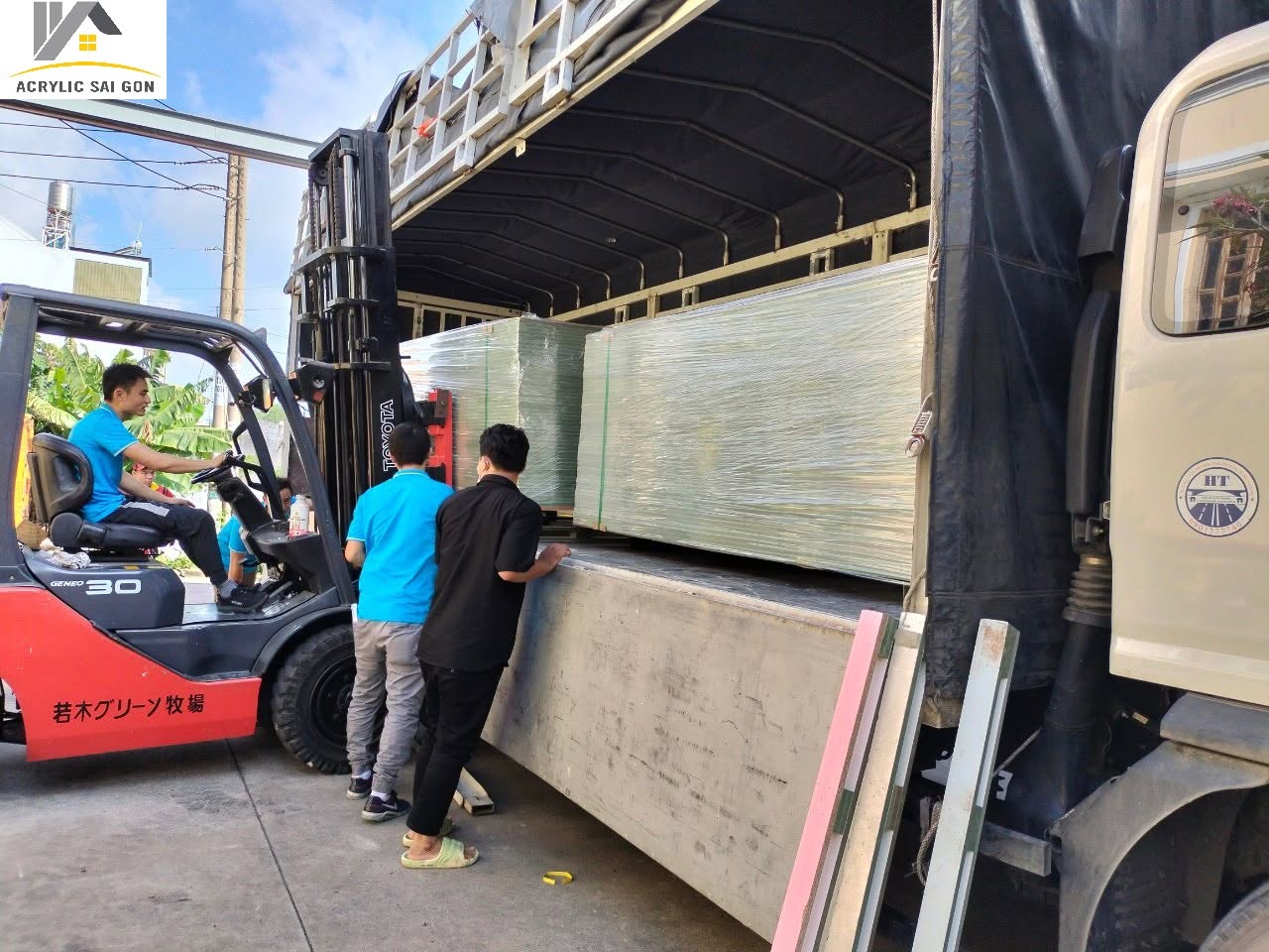 Các Dịch Vụ Gia Công Acrylic Phổ Biến Và Ứng Dụng Thực Tế