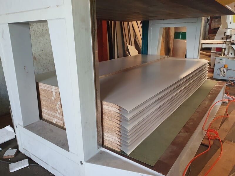 Quy Trình Gia Công Phủ Laminate Chất Lượng Cao