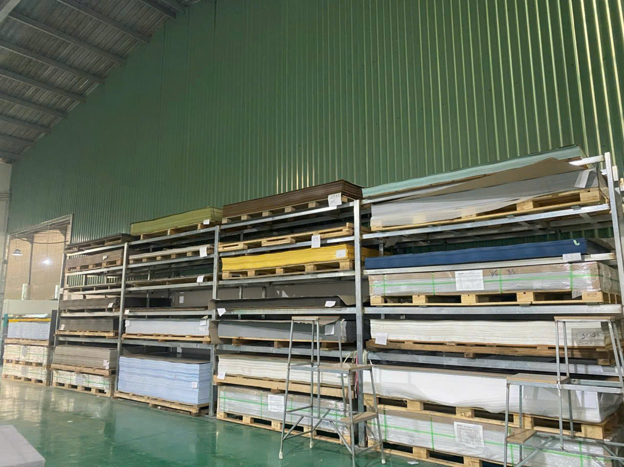 Tủ Bếp Acrylic Và Laminate Nên Chọn Loại Nào?