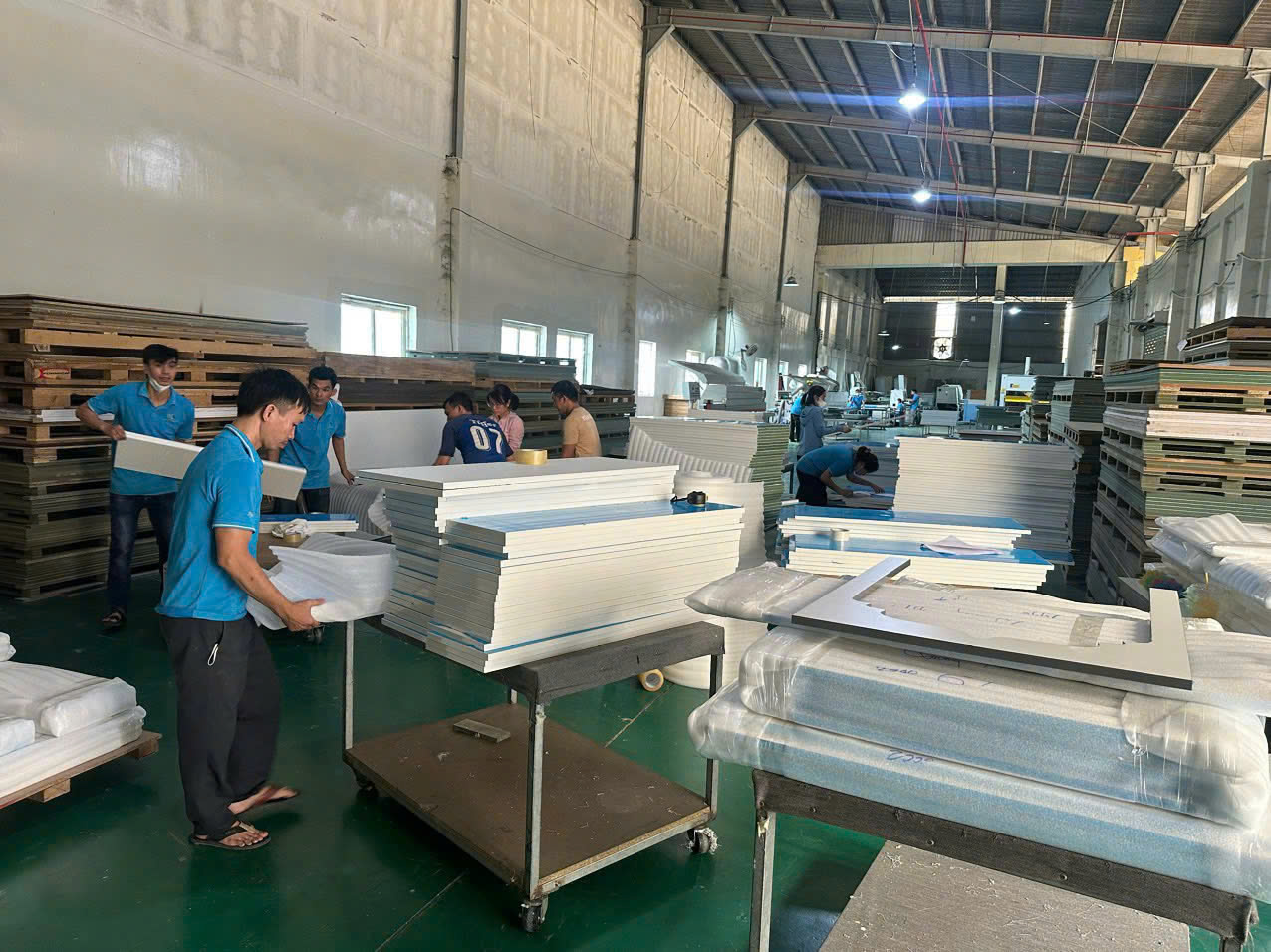 Xưởng Gia Công Acrylic là gì và vì sao ngày càng được ưa chuộng?